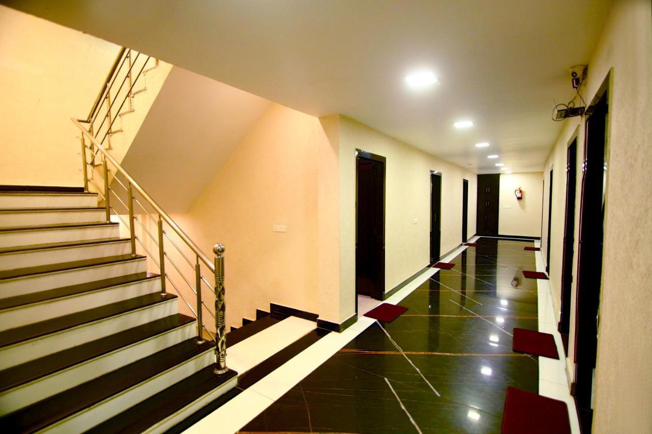רישיקש Hotel Gharonda מראה חיצוני תמונה