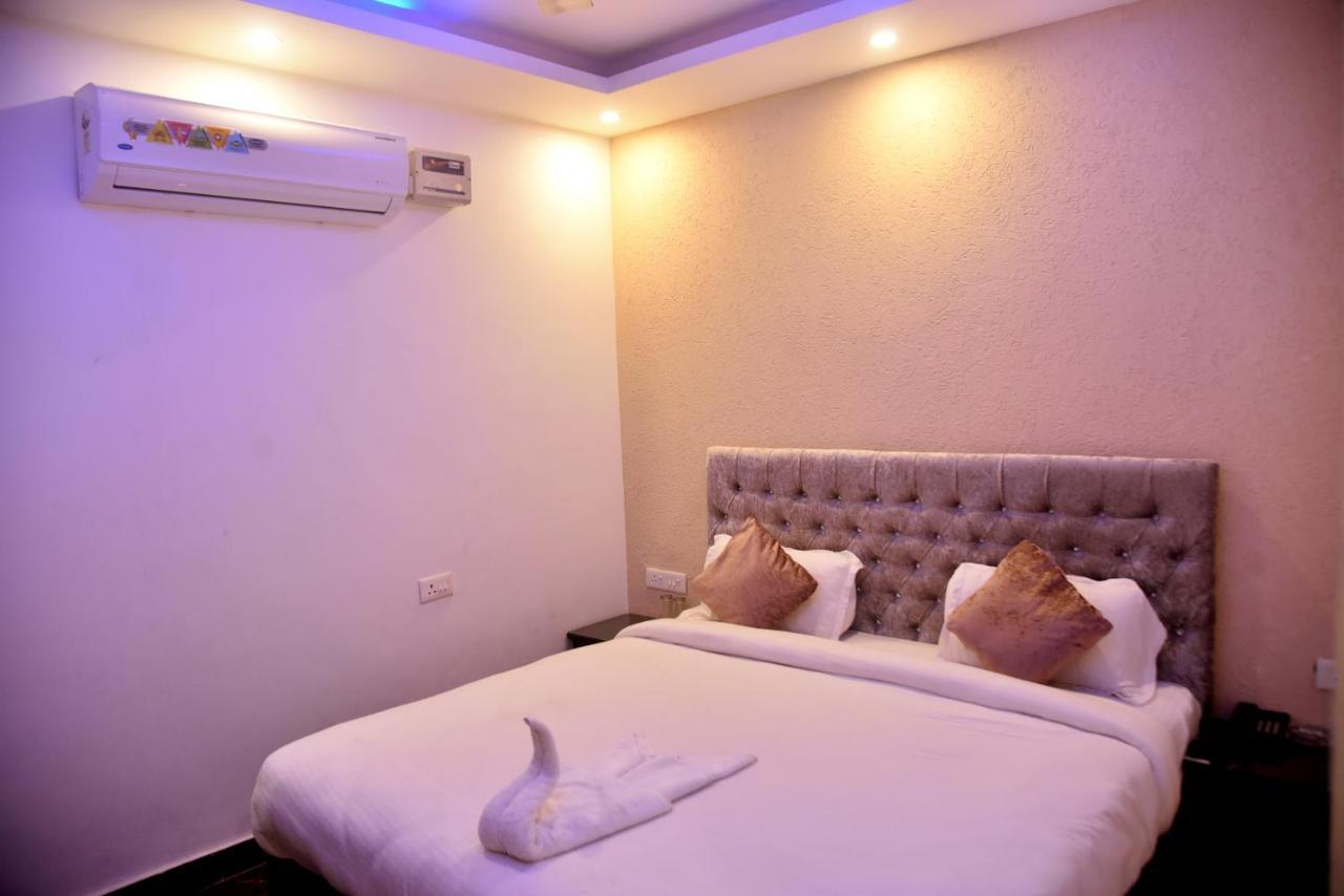 רישיקש Hotel Gharonda מראה חיצוני תמונה