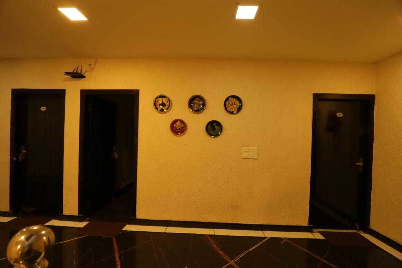 רישיקש Hotel Gharonda מראה חיצוני תמונה