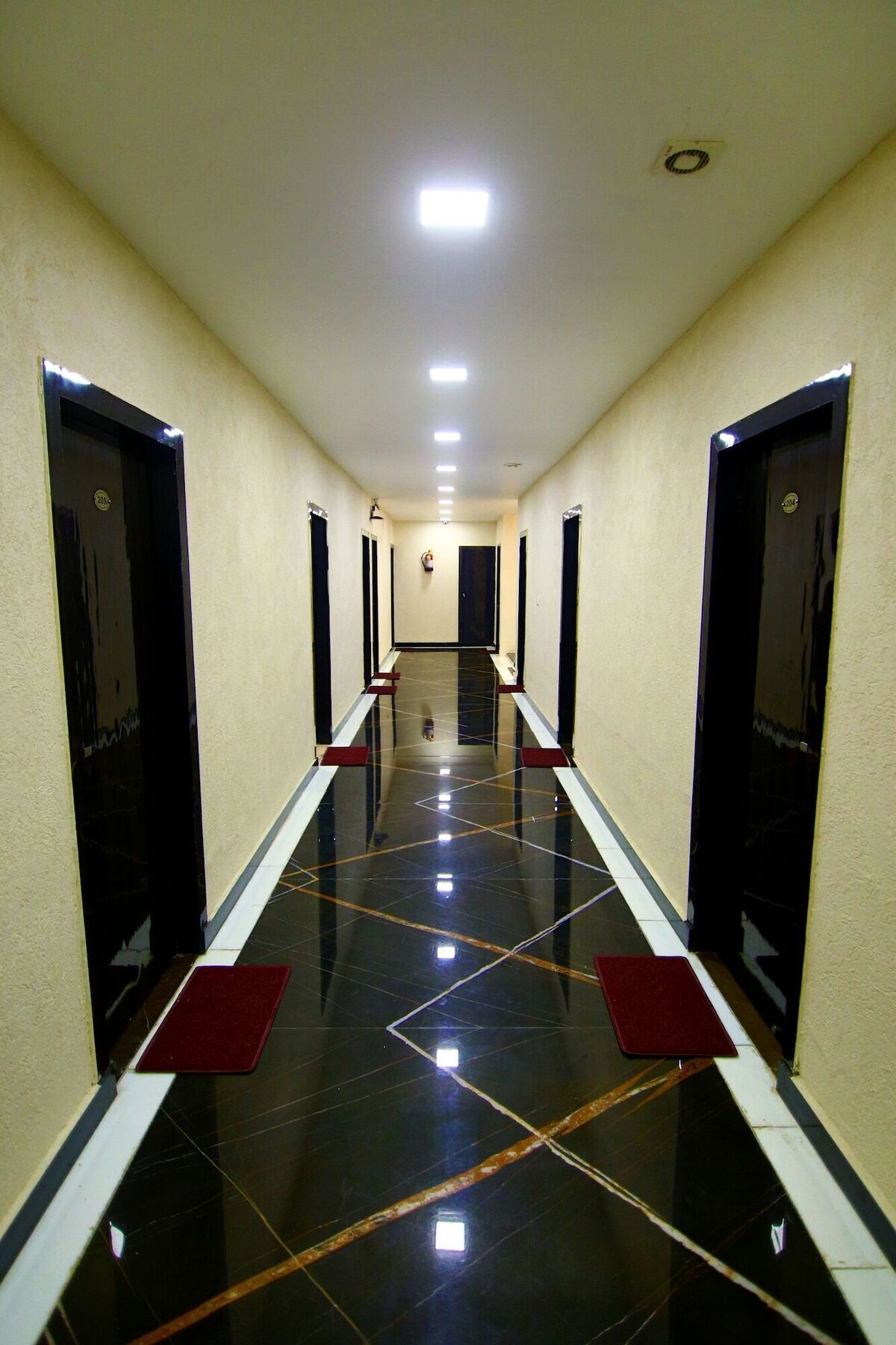 רישיקש Hotel Gharonda מראה חיצוני תמונה